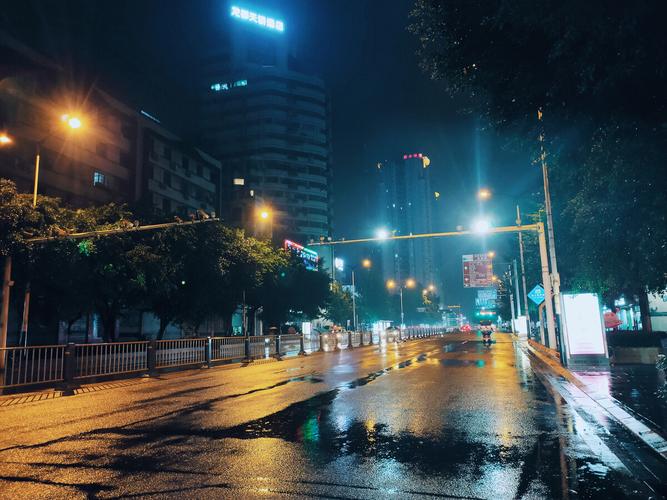下大雨的照片是城市晚上